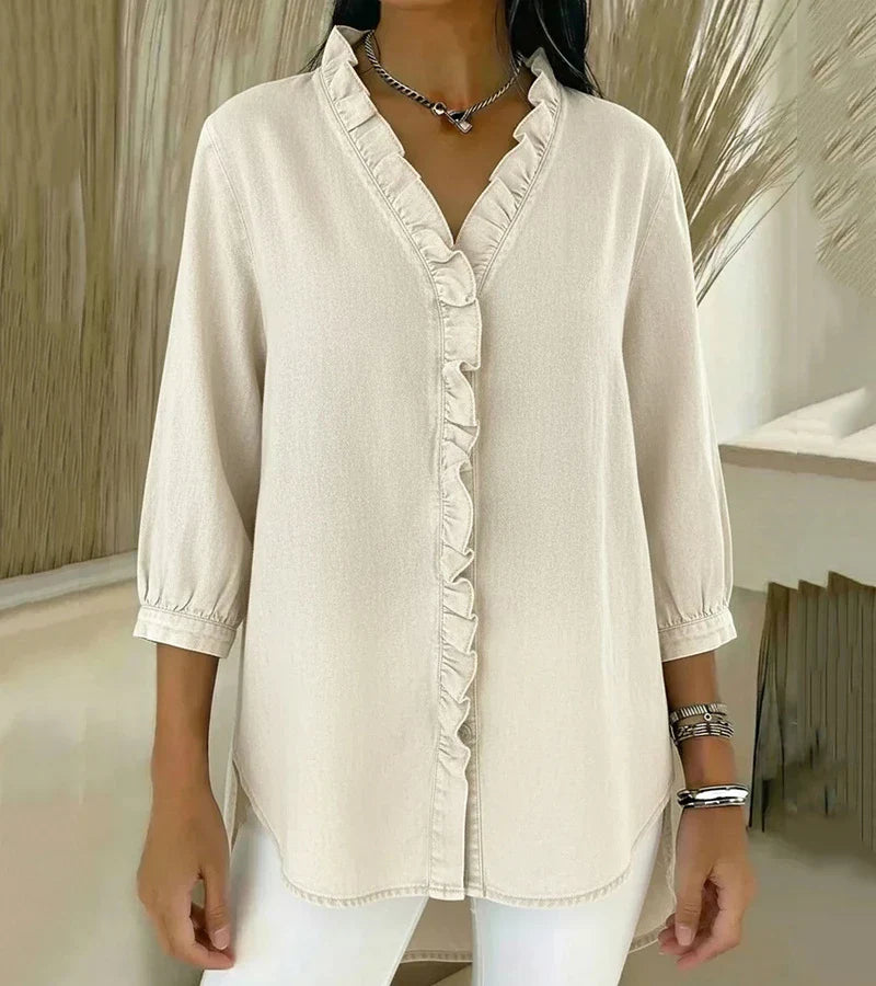 Sylvia | En blus med V-ringning och fina volanger
