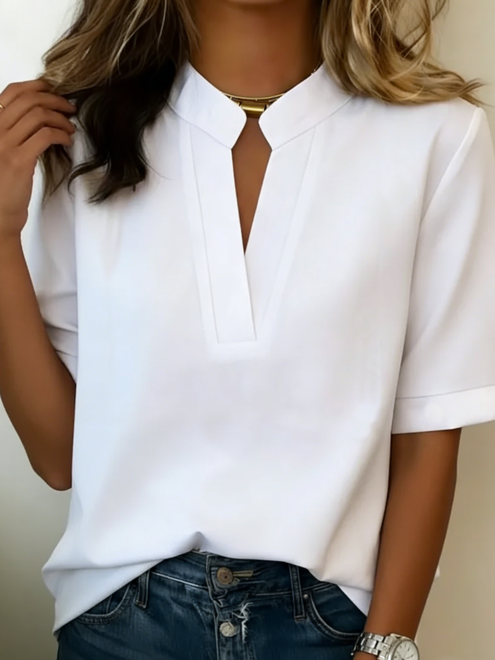 Margot | Elegant Blus Med V-Ringning Och Gulddetaljer