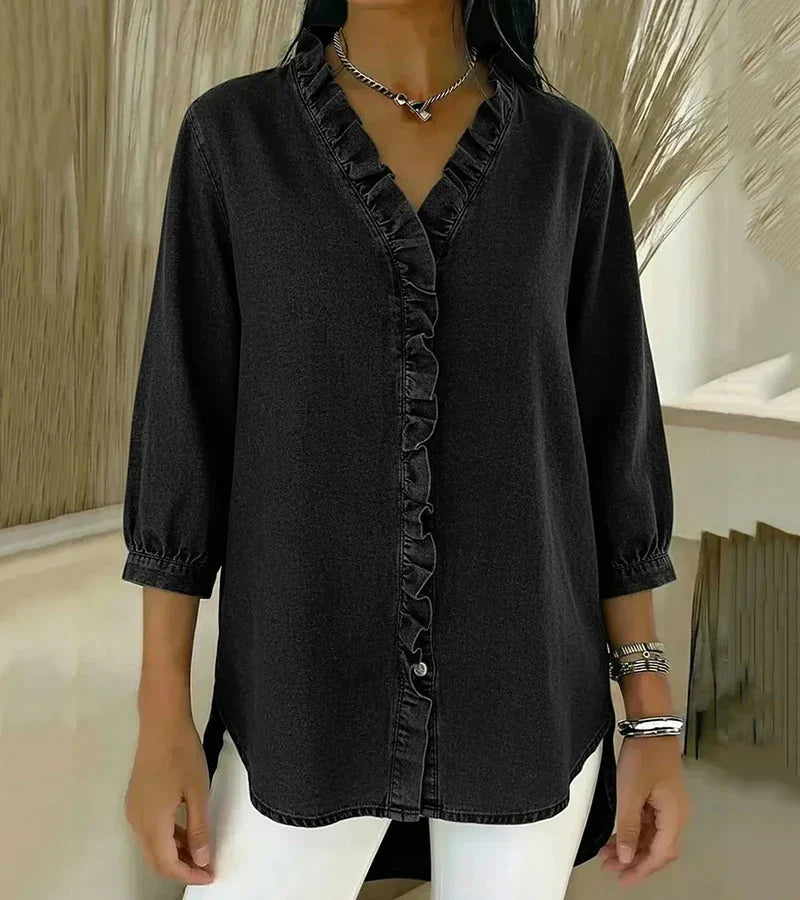 Sylvia | En blus med V-ringning och fina volanger