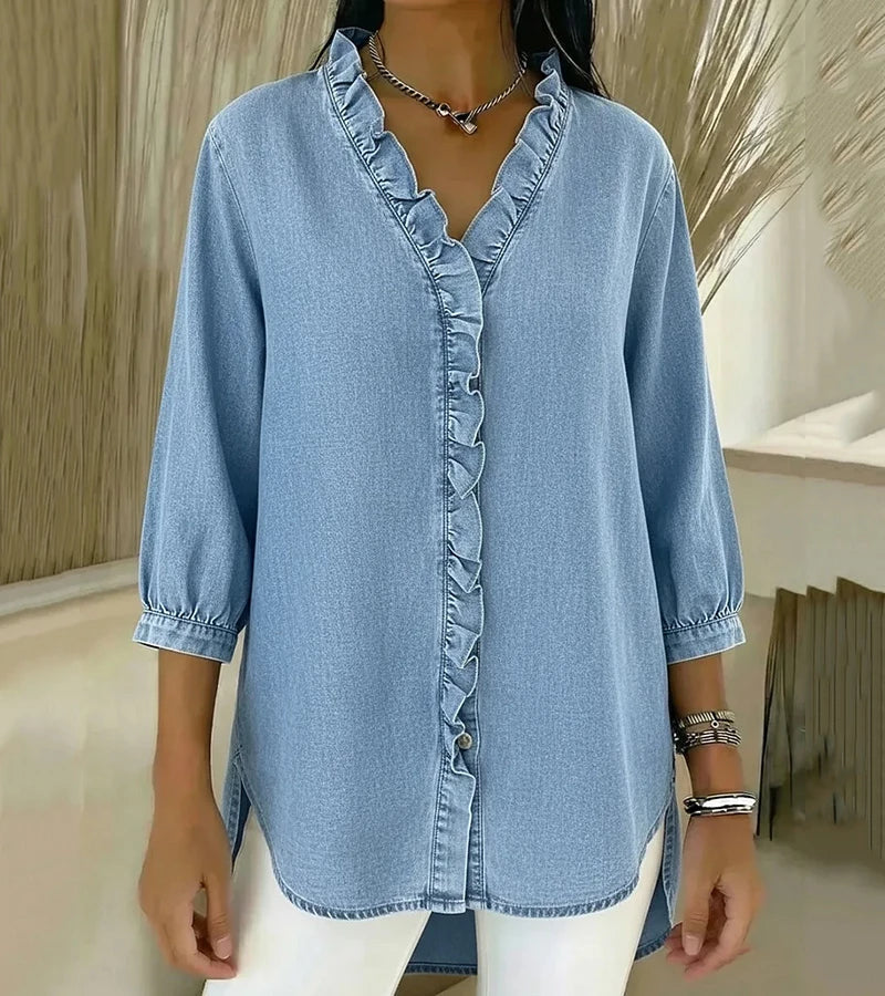 Sylvia | En blus med V-ringning och fina volanger