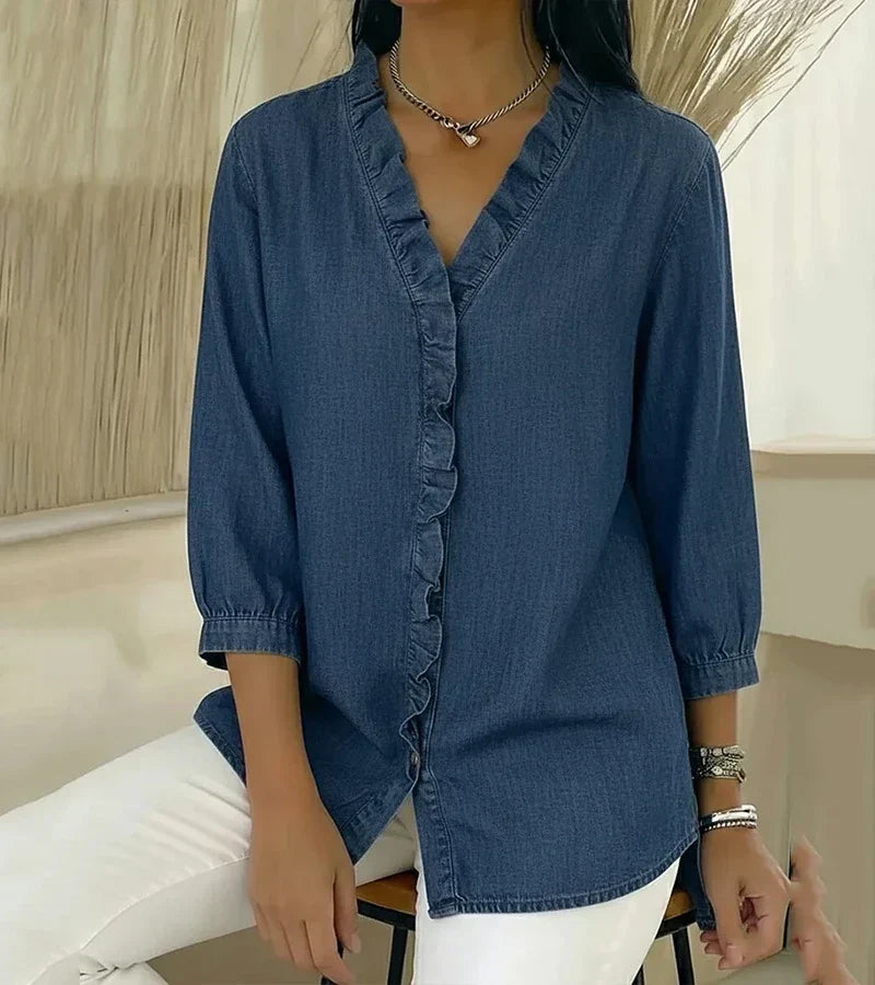 Sylvia | En blus med V-ringning och fina volanger