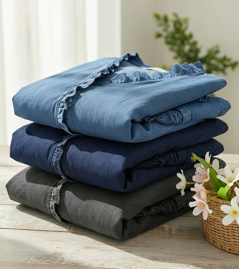 Sylvia | En blus med V-ringning och fina volanger