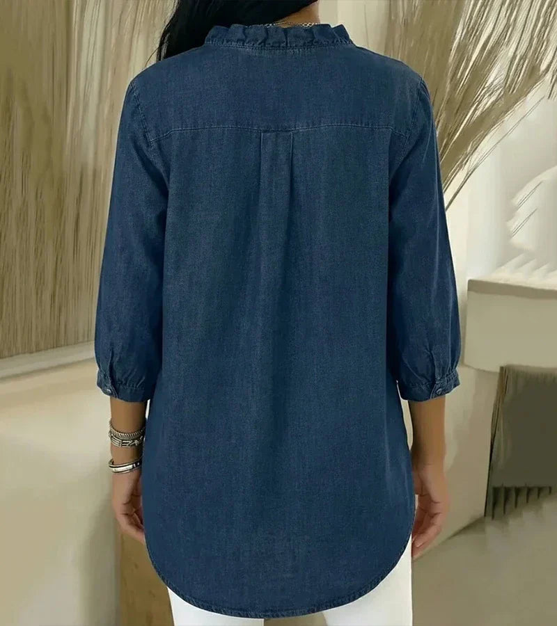 Sylvia | En blus med V-ringning och fina volanger